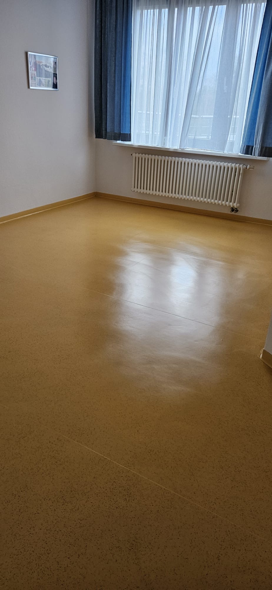 Linoleumboden mit Laufstraßen in einem Büroraum – nach der Reinigung
